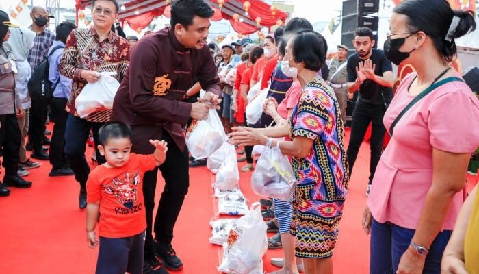 Wali Kota Medan Serahkan Bantuan Sosial 1.080 Sembako untuk Warga Tionghoa