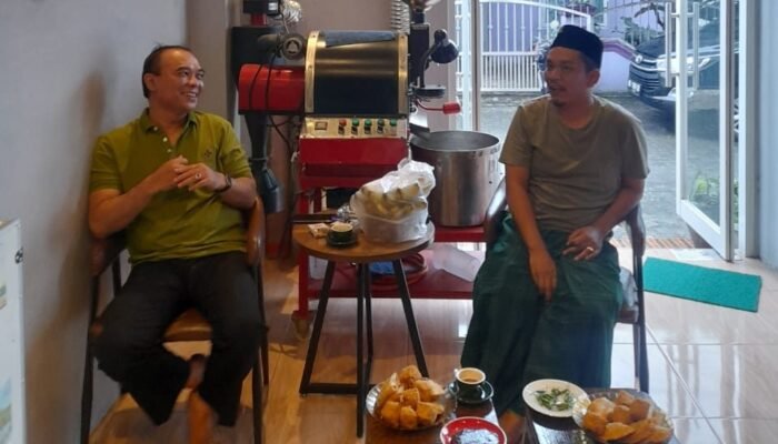 KH Fikri Haikal Zainuddin MZ Nikmati Sanger Arabica Deli di Muda Kopi