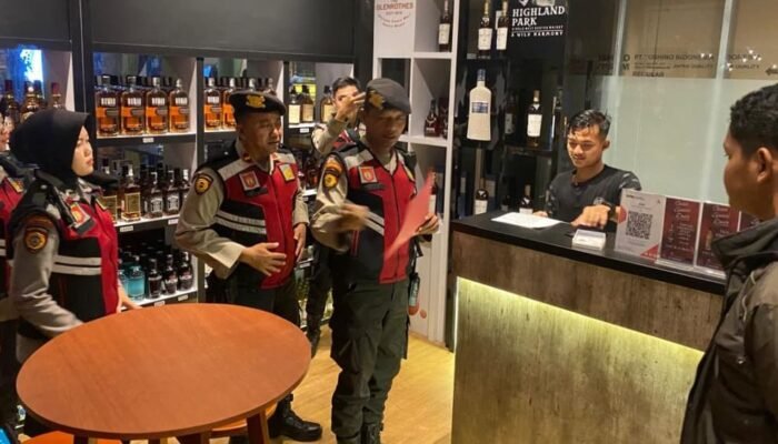 Dit Samapta Polda Sumsel Tertibkan Ribuan Botol Miras Ilegal