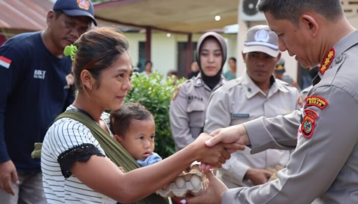 Kombes Pol Valentino Alfa Kunjungi Anak Penderita Stunting di Polsek Kutalimbaru 