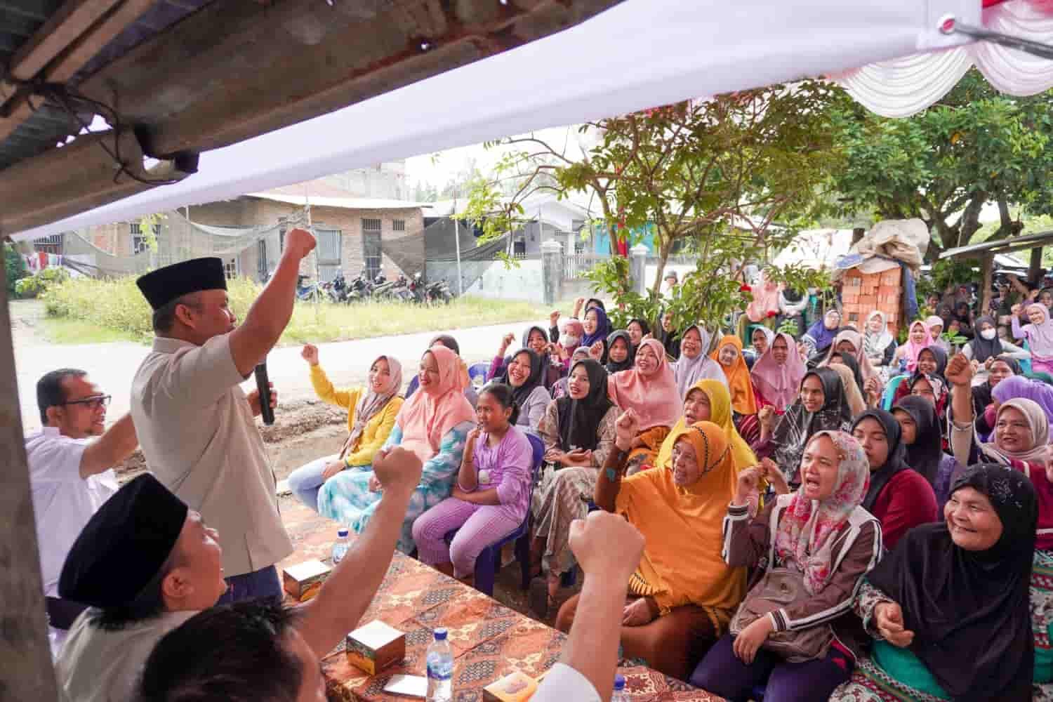 Jajaran DPD Partai Gerindra Sumut bersama masyarakat, Selasa (22/3/2023). (Foto : ist).