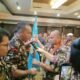 Ketua Umum GM FKPPI Pusat Sandi Rahmad Mandela saat serahkan bendera Pataka ke Ketua GM PD II KB FKPPI Sumut. (Foto : ist).