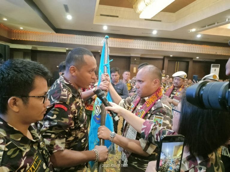Ketua Umum GM FKPPI Pusat Sandi Rahmad Mandela saat serahkan bendera Pataka ke Ketua GM PD II KB FKPPI Sumut. (Foto : ist).