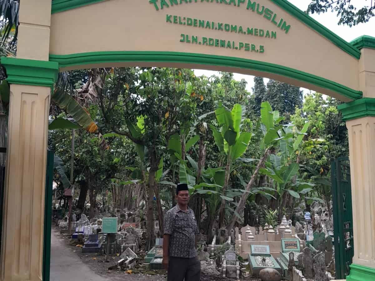 Lurah Denai Julpanuddin Harahap, SH saat di seputaran pemakaman, Kamis (16/03/2023). (Foto : Aris).