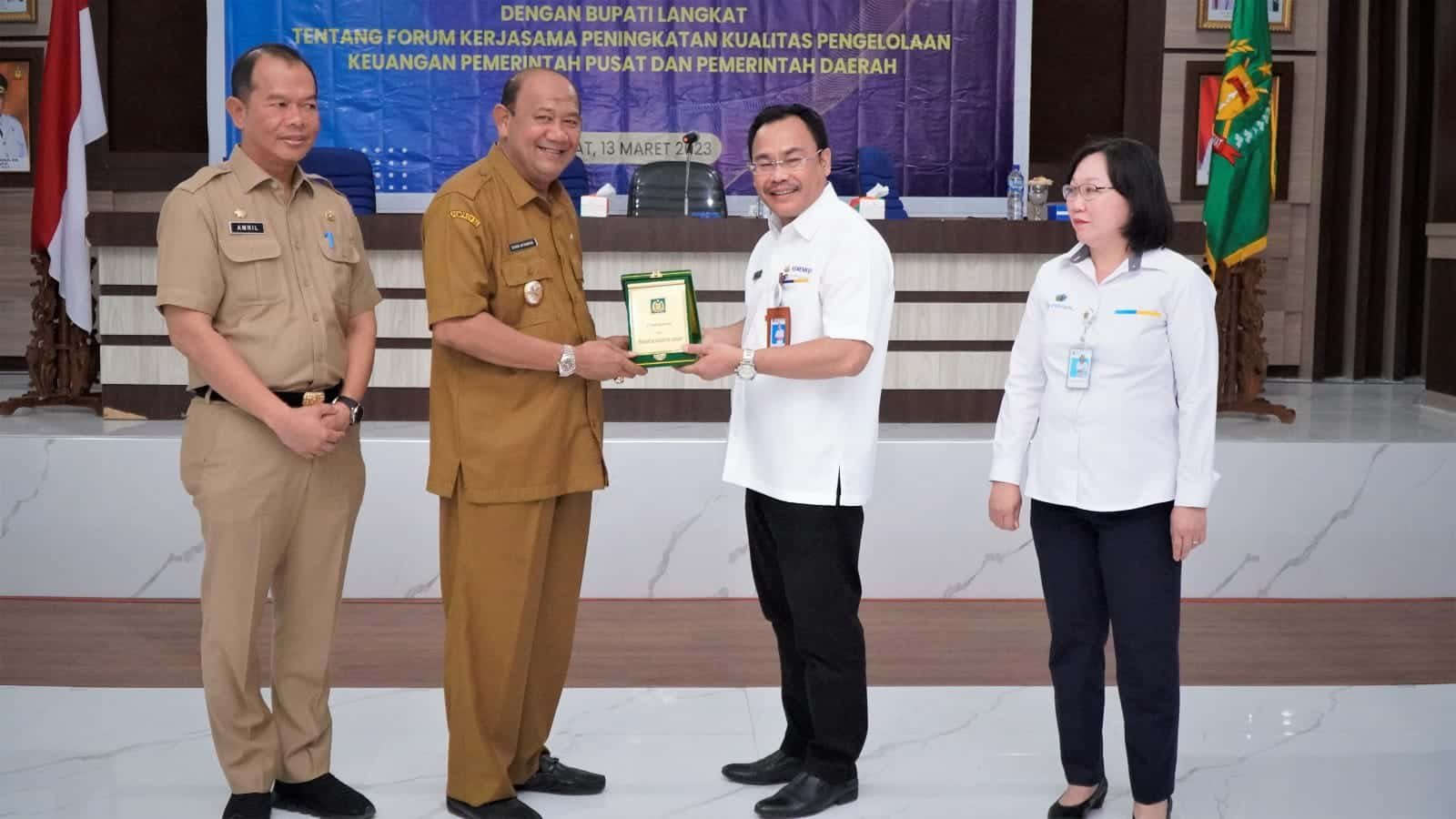 Penyerahan Plakat, Senin (13/3/2023). (Foto : ist)