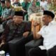Plt Bupati Langkat Syah Afandin berbincang dengan Sekretaris Umum PWNU Sumut Zulkifli Sitorus saat acara pelantikan, Rabu (1/3/2023). (Foto : ist).