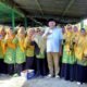 Plt Bupati Langkat Syah Afandin foto bersama ibu-ibu pengajian, Kamis (2222023). (Foto Ist).
