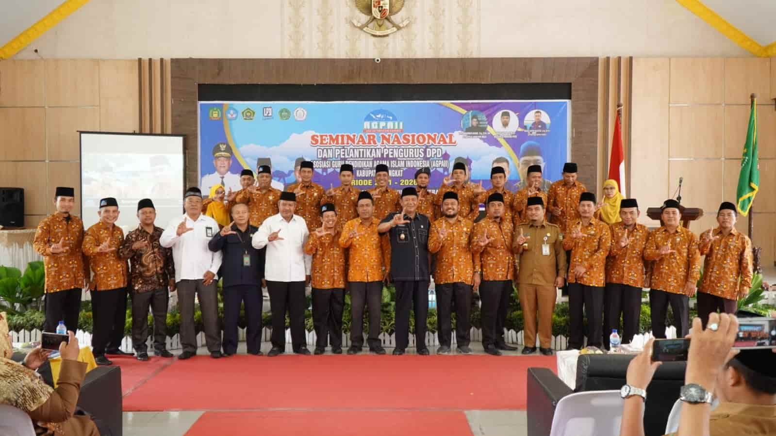 Plt Bupati Langkat Syah Afandin foto bersama jajaran AGPAII, Selasa (2822023). (Foto Ist).