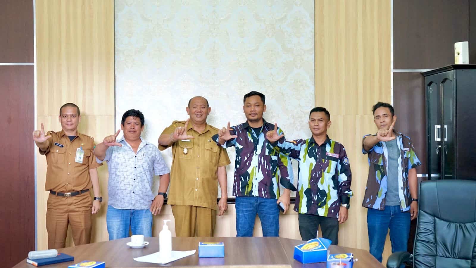 Plt Bupati Langkat Syah Afandin foto bersama jajaran IPK Langkat, Senin (2022023). (Foto Ist).