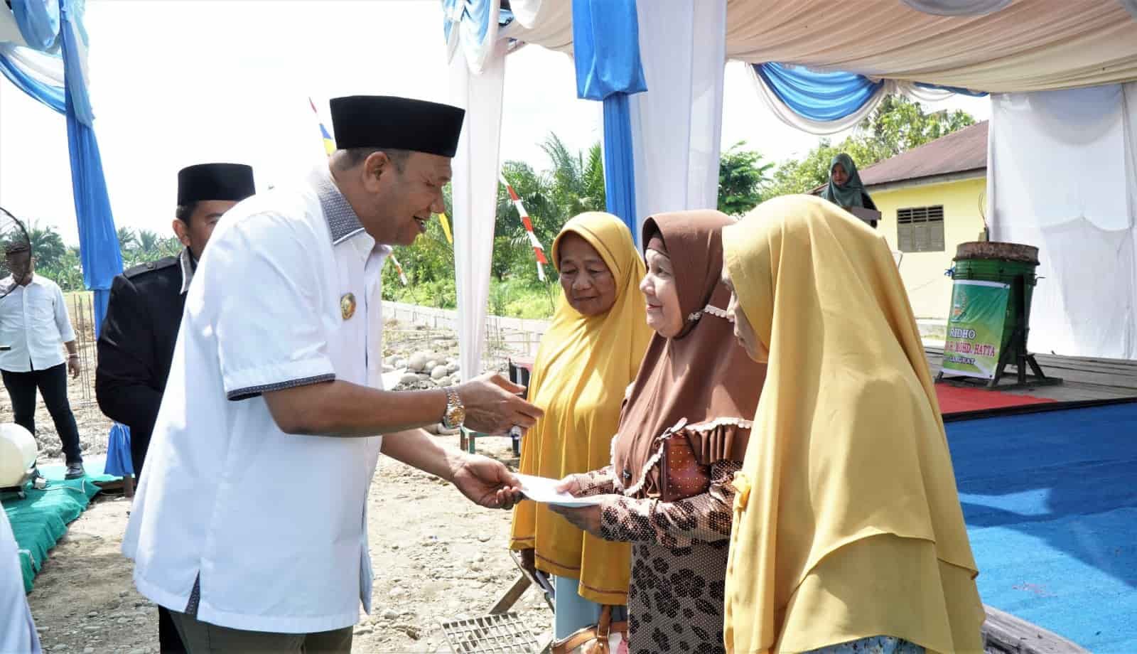 Plt Bupati Langkat Syah Afandin saat beri bantuan, Kamis (2222023). (Foto Ist).