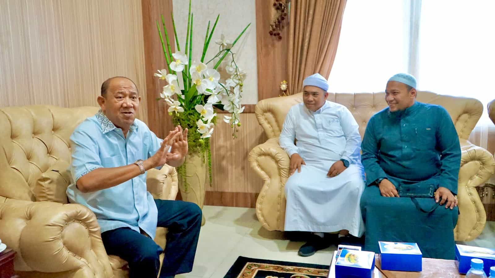 Plt Bupati Langkat Syah Afandin saat bincang-bincang dengan Calon Petugas Haji Daerah Langkat, Selasa (2122023). (Foto Ist).