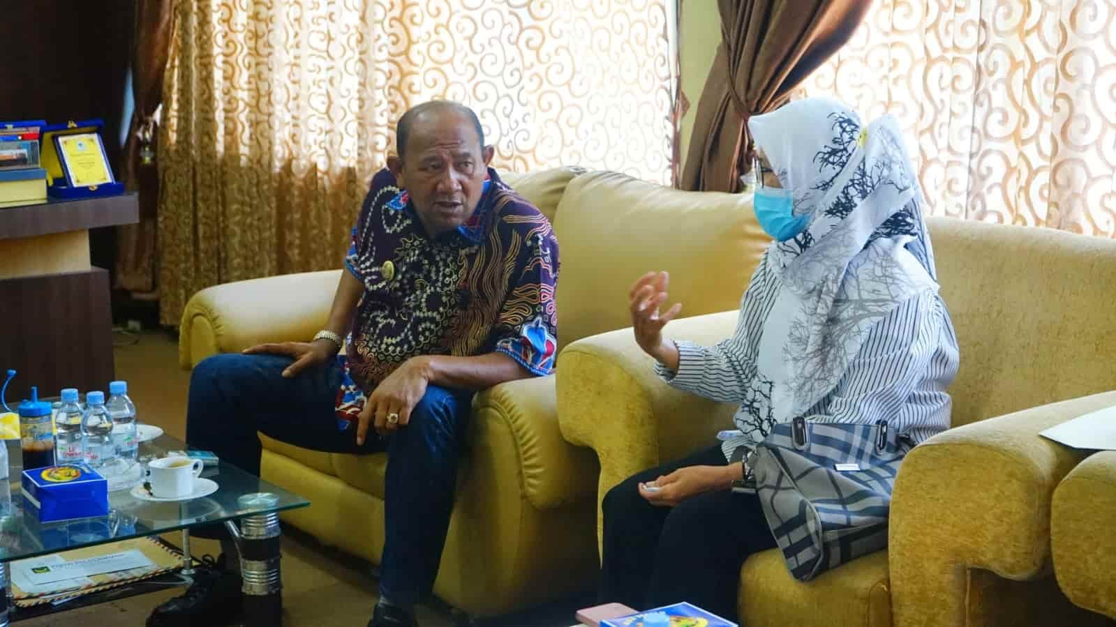 Plt Bupati Langkat Syah Afandin saat bincang dengan Direktur Pelaksana Yayasan Bitra Indonesia, Kamis (2/3/2023). (Foto : ist).