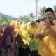 Plt Bupati Langkat Syah Afandin saat disambut masyarakat. (Foto : ist).