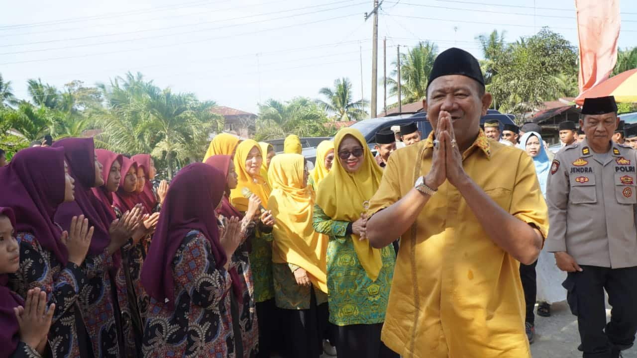 Plt Bupati Langkat Syah Afandin saat disambut masyarakat. (Foto : ist).