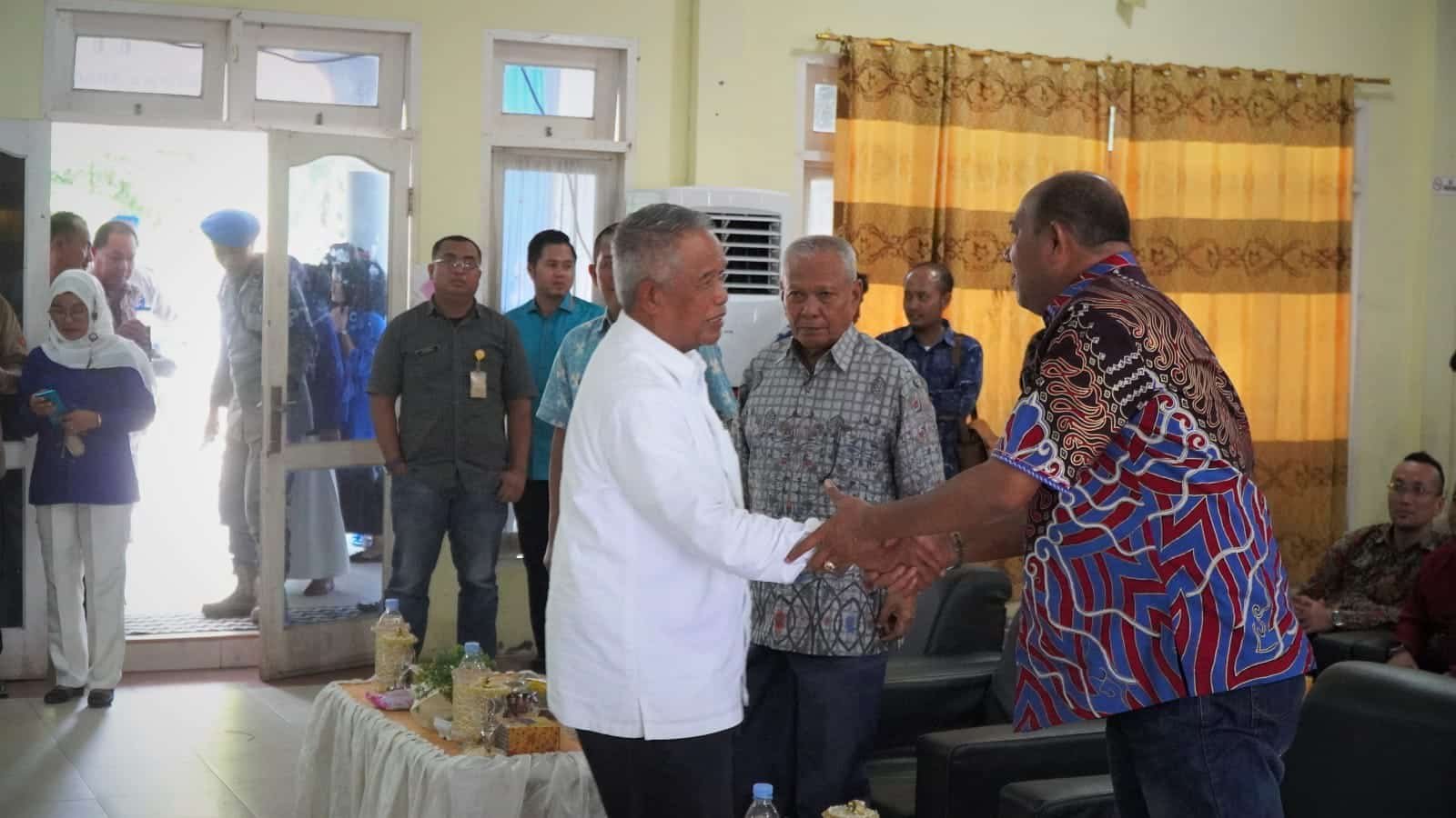 Plt Bupati Langkat Syah Afandin saat disambut menghadiri acara, Kamis (2/3/2023). (Foto : ist).