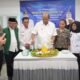 Plt Bupati Langkat Syah Afandin saat memotong nasi tumpeng saat peresmian kantor baru, Rabu (132023). (Foto Ist).