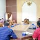 Plt Bupati Langkat Syah Afandin saat rapat forum bersama pengelola wisata bukit lawang, Selasa (2122023). (Foto Ist).