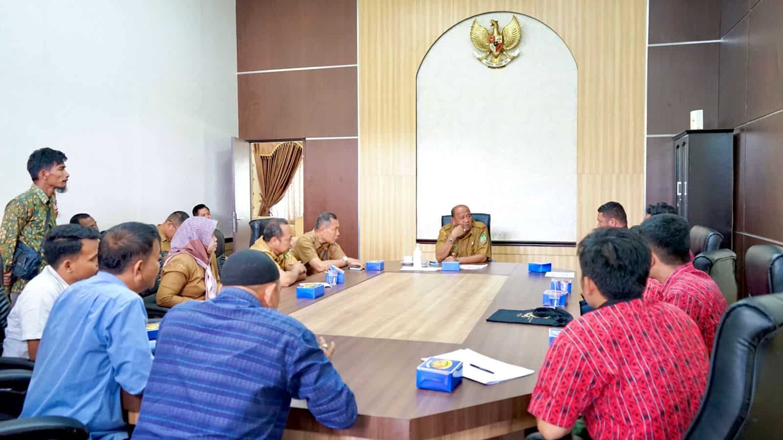 Plt Bupati Langkat Syah Afandin saat rapat forum bersama pengelola wisata bukit lawang, Selasa (2122023). (Foto Ist).