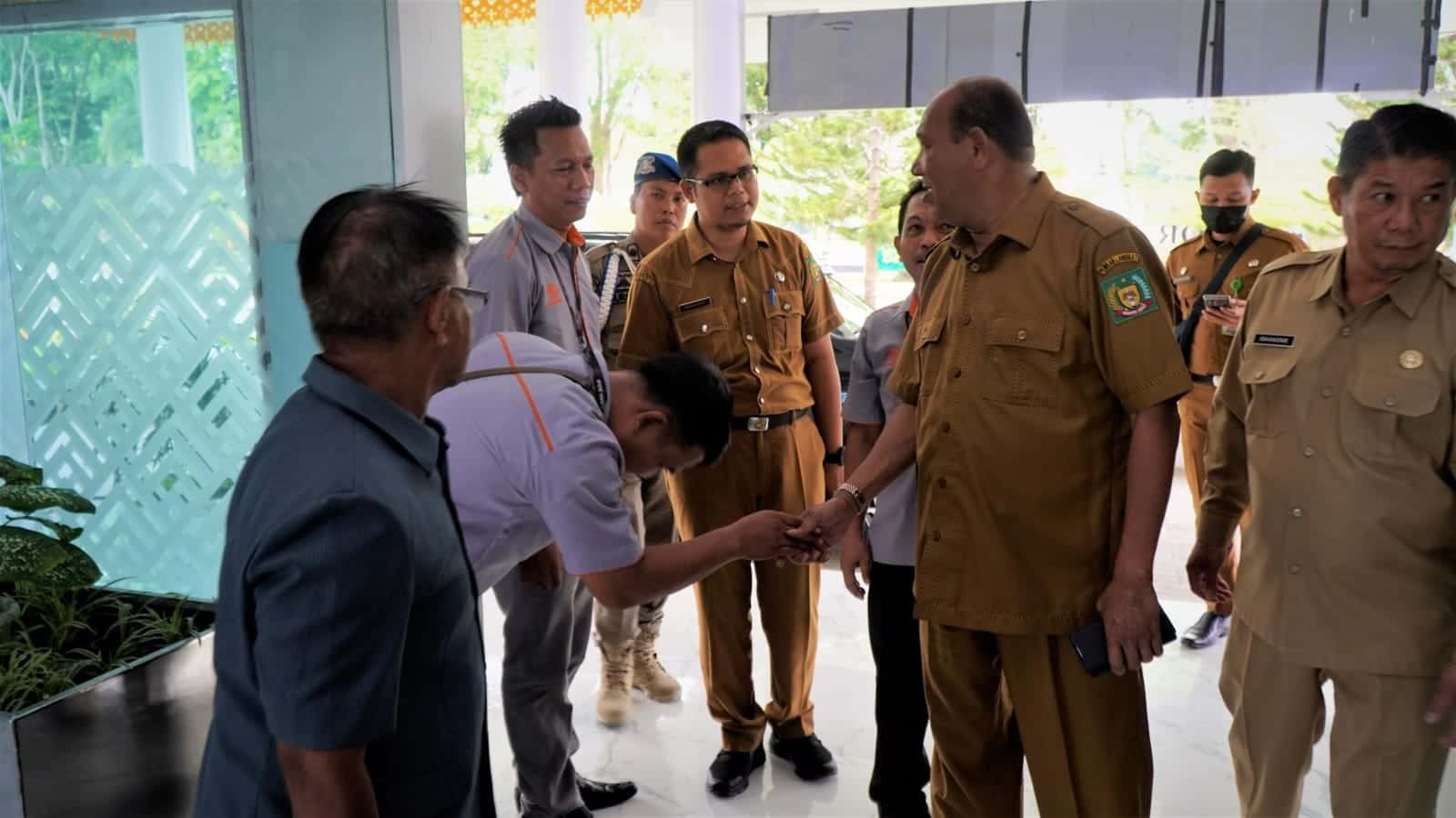 Plt Bupati Langkat saat terima audensi Kepala Kantor Pos, Senin (13/3/2023). (Foto : ist).