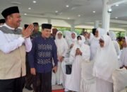 Plt Bupati Syah Afandin bersama Ustad Hilman saat acara Tabligh Akbar Isra Mi'raj. Kamis (09/03/2023). (Foto : ist).