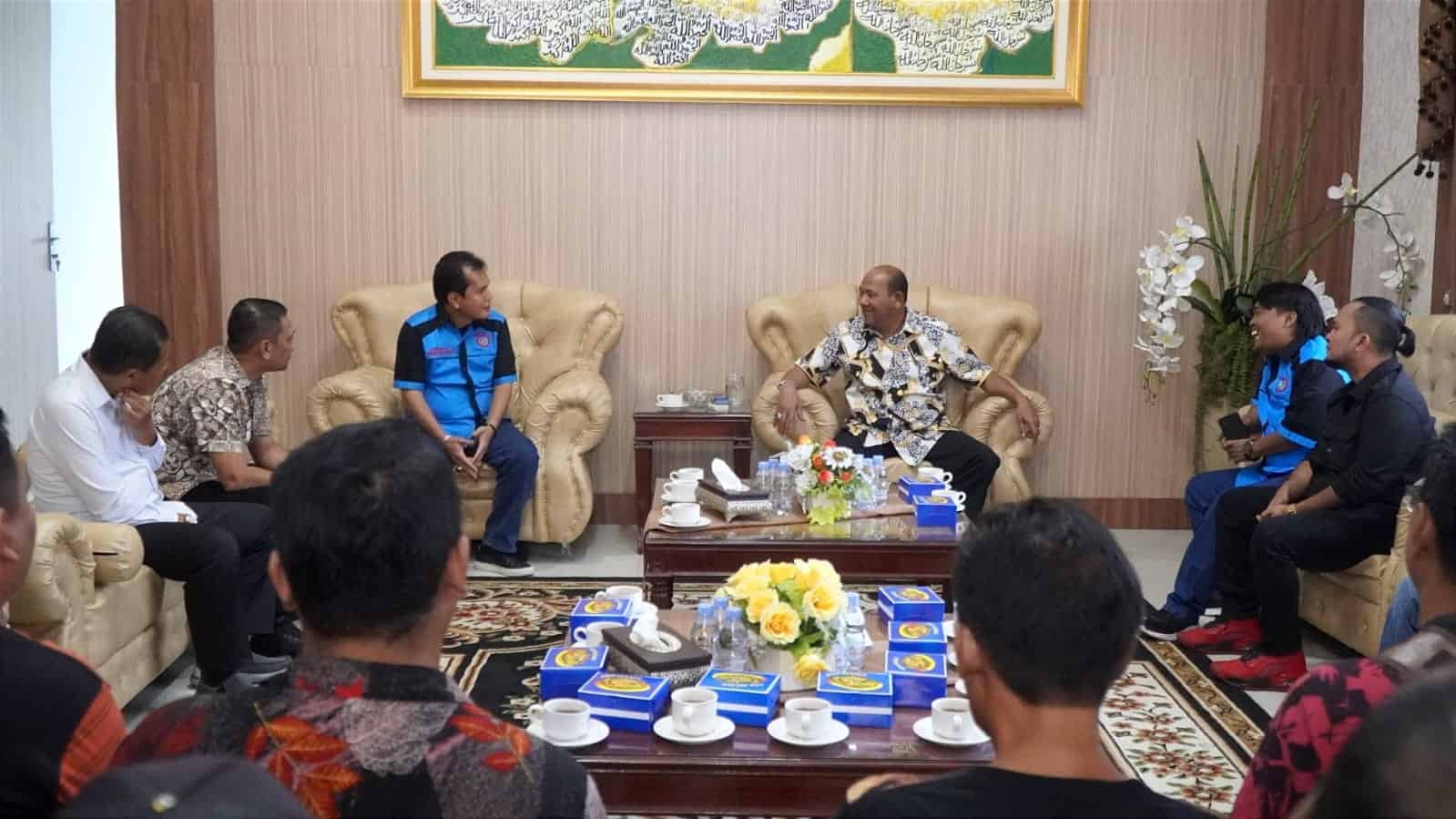 Plt Bupati Syah Afandin saat berbincang dengan jajaran FSPTI, Kamis (09/03/2023). (Foto : ist).