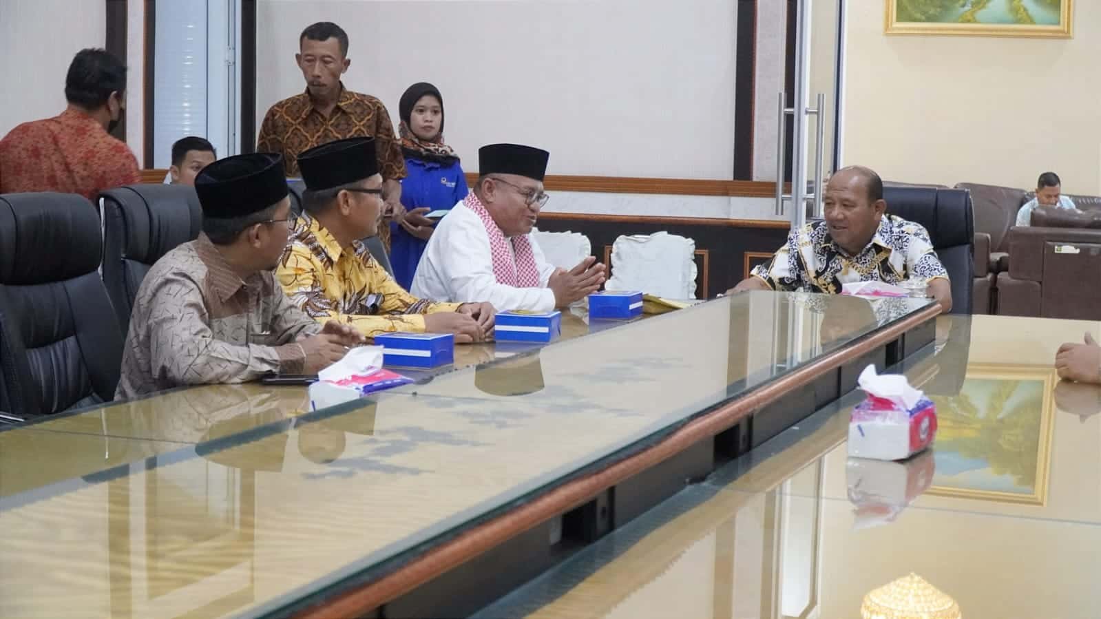 Plt Bupati Syah Afandin saat berbincang dengan jajaran MUI Langkat, Kamis (09/03/2023). (Foto : ist).