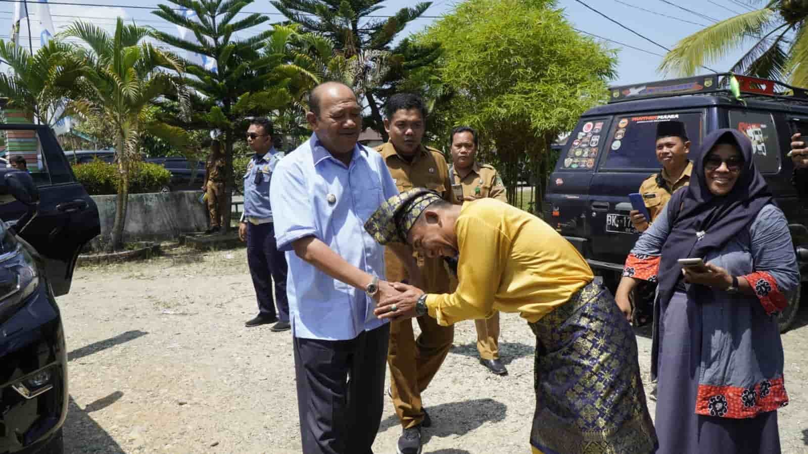 Plt Bupati Syah Afandin saat disambut, Selasa (07/3/2023). (Foto : Aris).