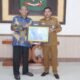 Plt Bupati Syah Afandin saat saat terima sertifikat penghargaan, Selasa (06/3/2023). (Foto : ist).