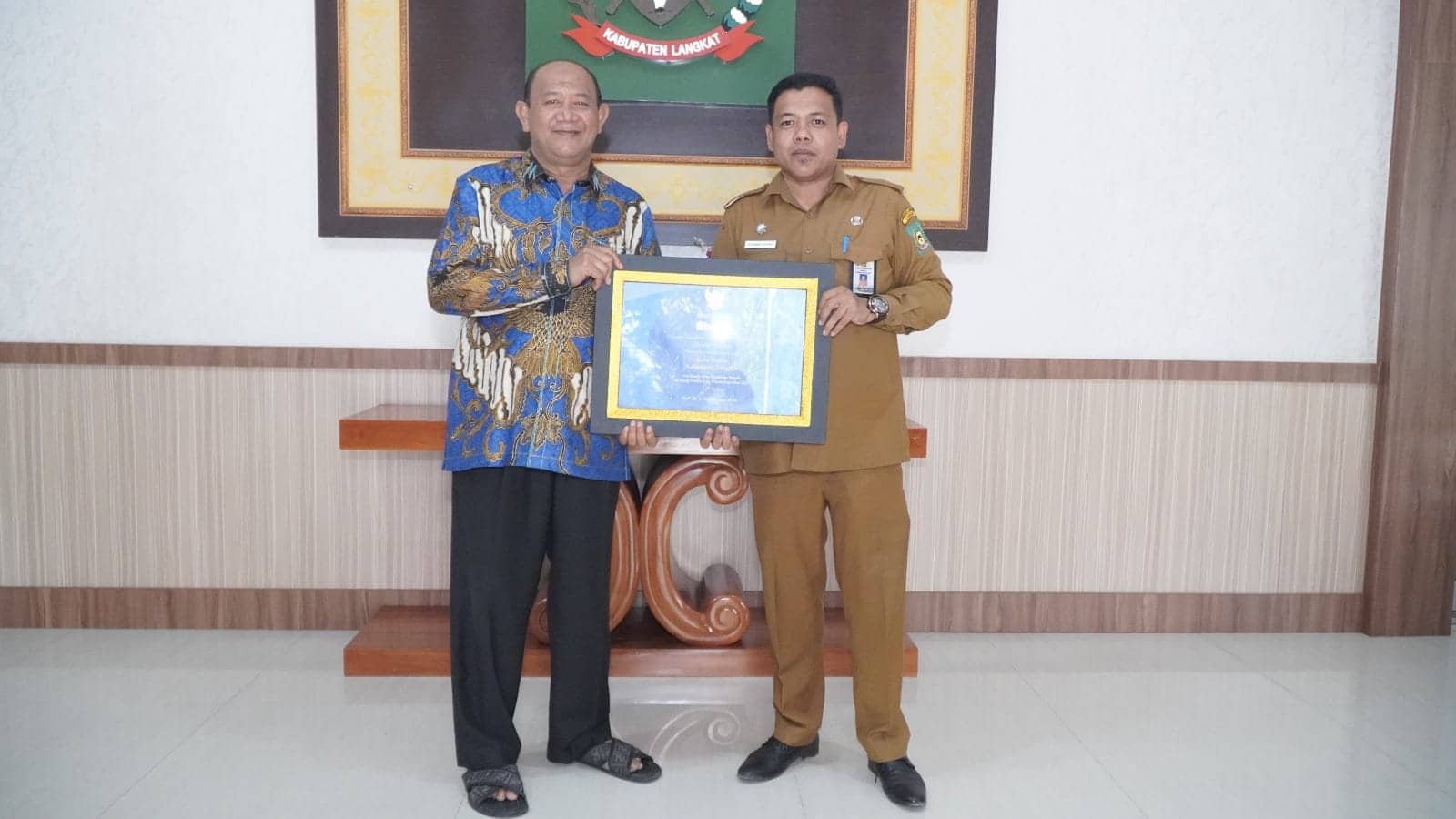 Plt Bupati Syah Afandin saat saat terima sertifikat penghargaan, Selasa (06/3/2023). (Foto : ist).