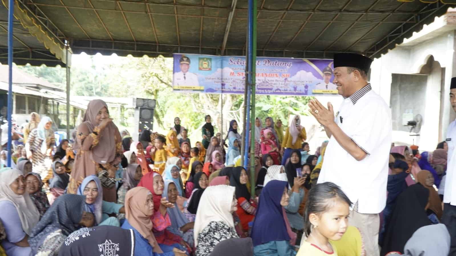 Plt Bupati Syah Afandin saat sapa masyarakat, Rabu (08/03/2023). (Foto : ist).