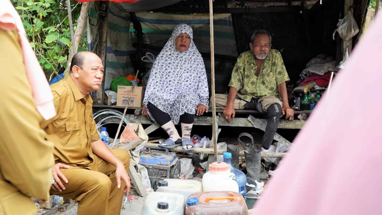 Plt Syah Afandin saat tinjau bedah rumah. (Foto : ist).