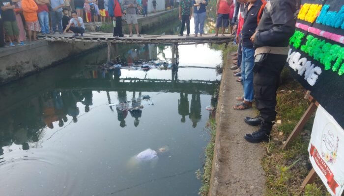 Polsek Kemuning Evakuasi Mayat di Anak Sungai Bayas 20 Ilir