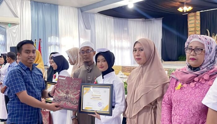 dr Ainul Rahman Beri Penghargaan IPK Tertinggi ke Mahasiswa Fakultas Kesehatan 