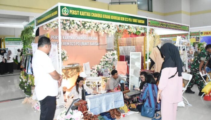 Stand Pameran UMKM Persit Korem 023/KS Ramai Pengunjung