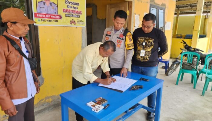 Polsek Semendawai Suku III Terima Penyerahan Senpi Rakitan dari Warga