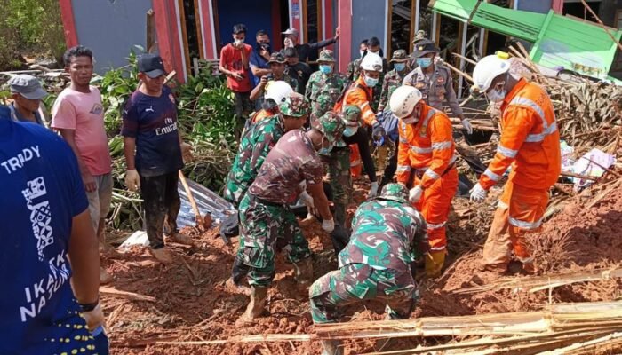 Prajurit Kodam I/BB Terus Berjibaku Cari Korban Longsor Serasan