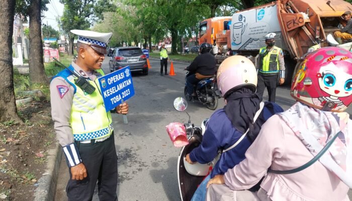 Satlantas Polrestabes Medan Bagikan Stiker dan Brosur saat Operasi Keselamatan Toba 2023