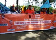 Aksi Demo Partai Buruh di DPRD Sumut Dikawal Polisi