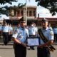 Karutan Kelas 1 Medan Tanjung Gusta Nimrot Sihotang. Amd,IP, SH.MH, saat memberikan Piagam Penghargaan kepada salah seorang pegawai terbaik Muhammad Guntur Perkasa, dihalaman Rutan 1 Medan, Tanjung Gusta, Jalan Lembaga Pemasyarakatan, Senin (13/3/2023).
