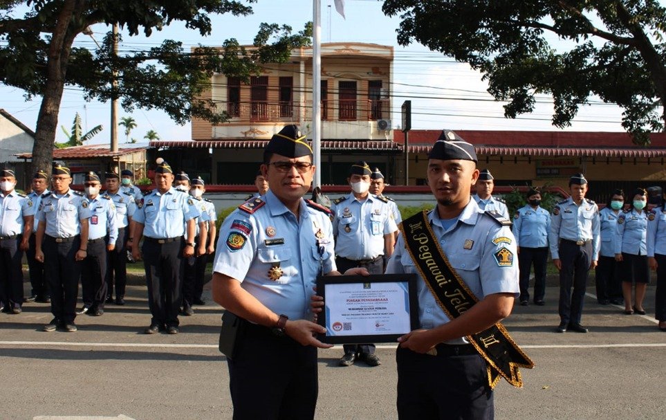 Karutan Kelas 1 Medan Tanjung Gusta Nimrot Sihotang. Amd,IP, SH.MH, saat memberikan Piagam Penghargaan kepada salah seorang pegawai terbaik Muhammad Guntur Perkasa, dihalaman Rutan 1 Medan, Tanjung Gusta, Jalan Lembaga Pemasyarakatan, Senin (13/3/2023).