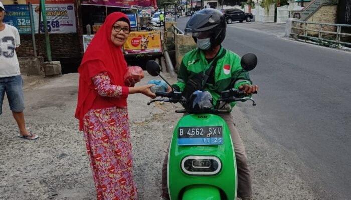 Forum Silaturahmi Majelis Taklim Sumut Bagi-bagi Takjil Berbuka Puasa