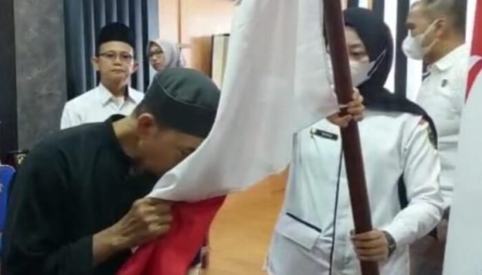 Mantan Napiter Cium Bendera Merah Putih Berikrar Setia kepada NKRI