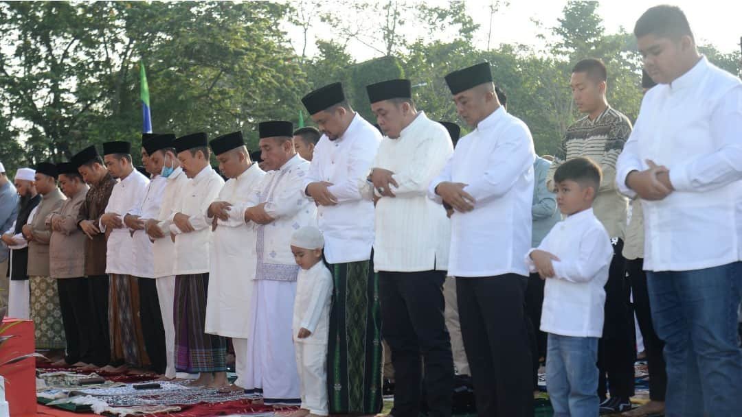 Gubernur Sumatera Utara (Sumut) Edy Rahmayadi bersama Walikota Medan Bobby Nasution dan Forkopimda Sumut, serta ribuan masyarakat melaksanakan Salat Idulfitri 1444 H di Taman Pramuka Cadika, Kecamatan Medan Johor, Kota Medan, Sabtu (22/4/2023). (Foto : dok. Pemprov Sumut).