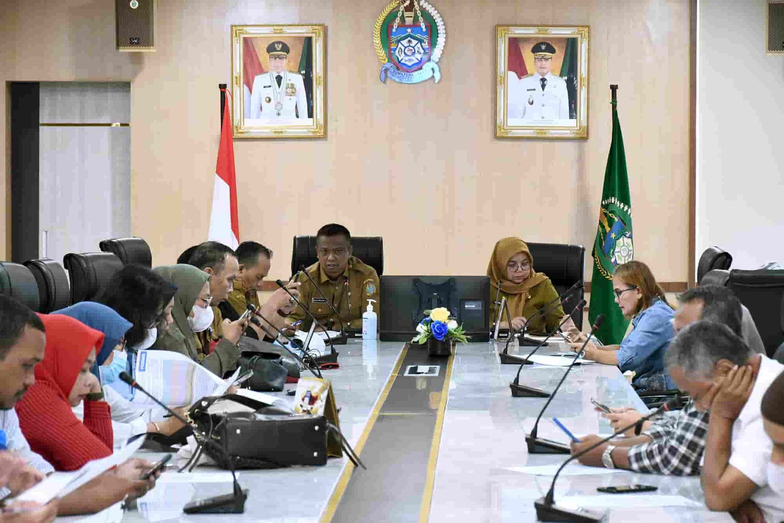 Kepala Dinas Perindustrian, Perdagangan, Energi dan Sumber Daya Mineral Provinsi Sumut Mulyadi Simatupang yang didampingi Kepala Bidang Informasi dan Komunikasi Publik Dinas Komunikasi dan Informatika Provinsi Sumut Harvina Zuhra saat Konferensi Pers bersama Wartawan terkait Ketersediaan Bahan Pokok dan Situasi Harga Menjelang Idulfitri 1444H di Ruang Rapat 1, lantai 2 Kantor Gubernur Sumut Jalan Diponegoro No. 30 Medan, Senin (3/4/2023). (Foto : Istimewa).