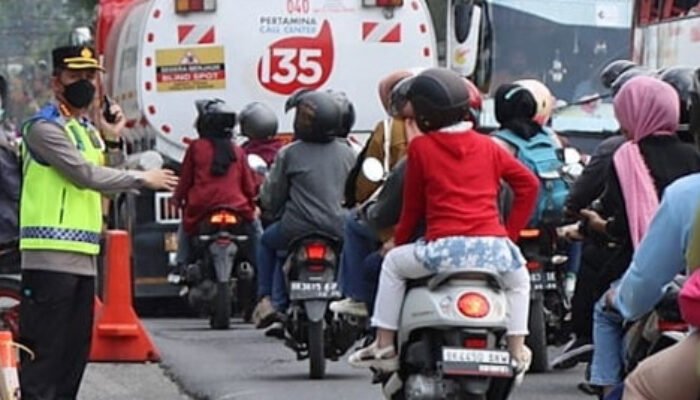 Personel Gabungan Polrestabes Medan Atur Lalin Jalur Wisata Medan-Berastagi