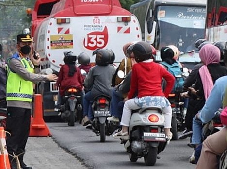 Kapolrestabes Medan saat mengatur lalu lintas untuk mengurai kemacetan, Selasa (25/4/2023). (Foto : ist).