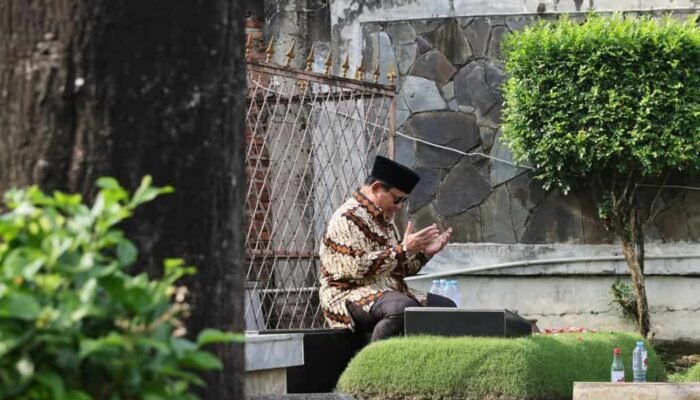 Prabowo Ziarah ke Makam Ayahnya di Nuansa Lebaran Idul Fitri 1444 H