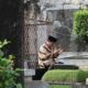 Prabowo Subianto saat berziarah ke makam ayahnya, Selasa (25/4/2023). (Foto : ist).