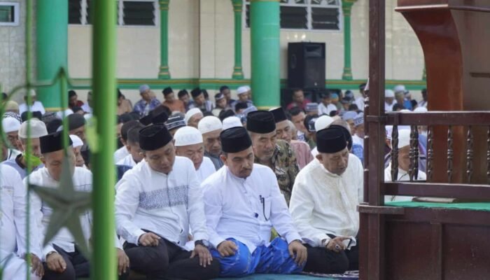 Syah Afandin Sholat Ied di Masjid Raya Brandan dan Minta Didoakan Agar Tetap Amanah