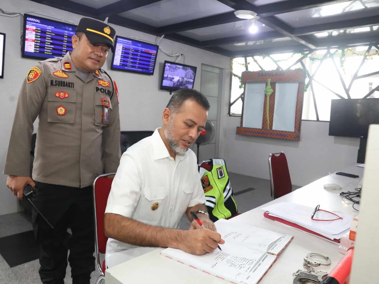 Wakil Gubernur (Wagub) Sumatera Utara (Sumut) Musa Rajekshah meninjau arus mudik Lebaran di Pos Terpadu Mudik Idulfitri di Bandara Kualanamu, Kamis (20/4/2023). (Foto : dok. Pemprov Sumut).
